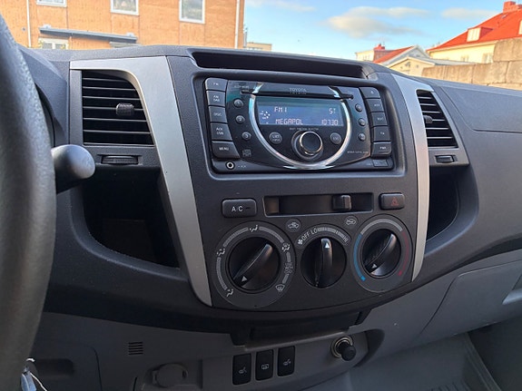 Toyota HiLux 21 of 30