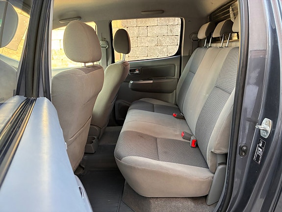 Toyota HiLux 30 of 30