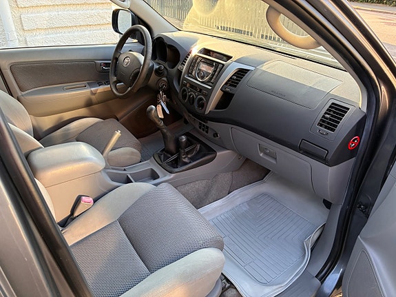 Toyota HiLux 25 of 30