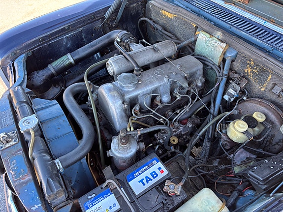 Mercedes-Benz 220 D 9 of 14