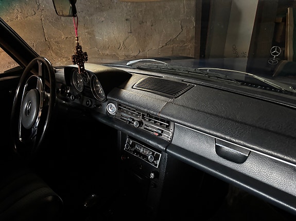 Mercedes-Benz 220 D 11 of 14