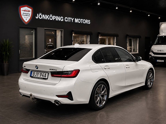 BMW 330e 4 of 5