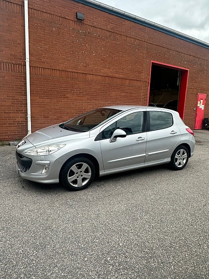 Peugeot 308 2 of 4