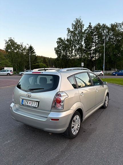 Toyota Corolla Verso 3 of 5