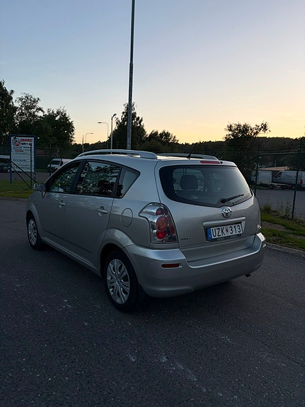 Toyota Corolla Verso 4 of 5
