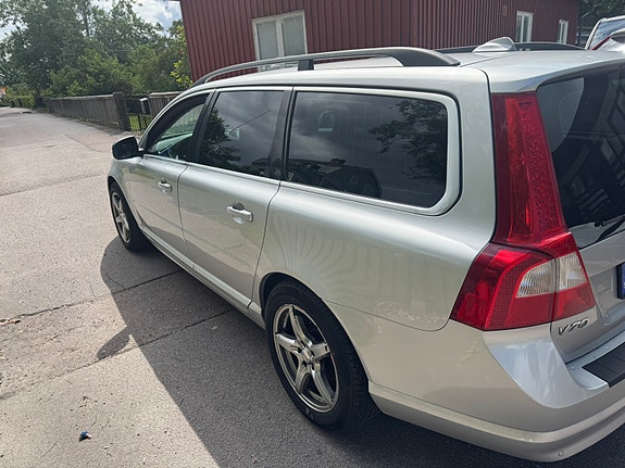 Volvo V70 3 of 5