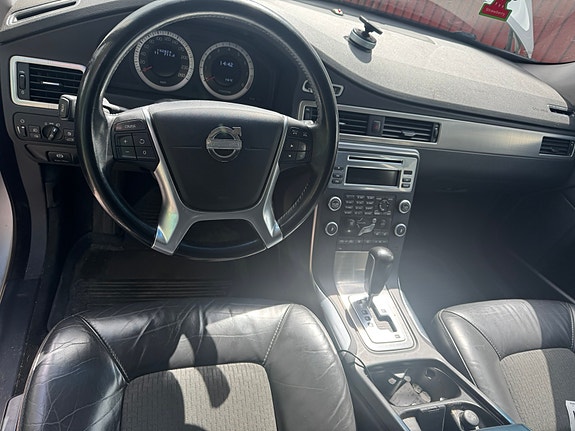 Volvo V70 2 of 5