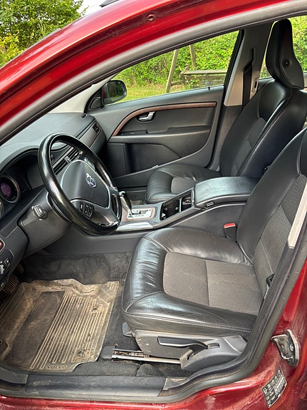 Volvo V70 3 of 8