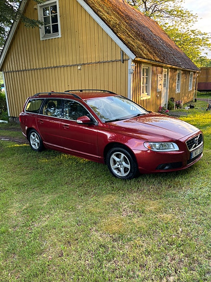 Volvo V70 2 of 8