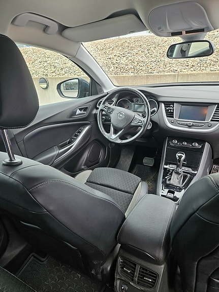 Opel Grandland X 2 of 3