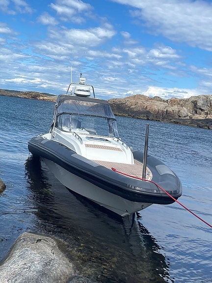 Agapi 900 WA med ny/renoverad motor, en båt för snabba transporter i skärgården 2 of 12
