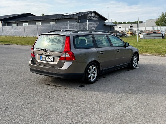 Volvo V70 3 of 5