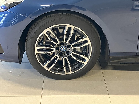 BMW i5 4 of 12