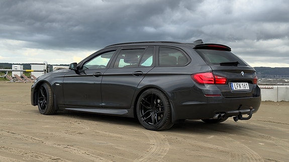 BMW 523i 3 of 5