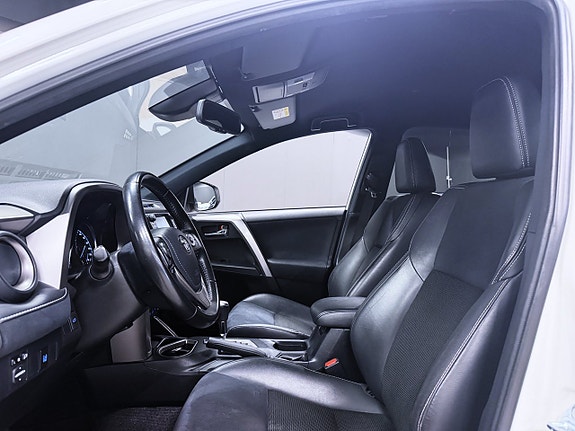 Toyota RAV4 6 of 15