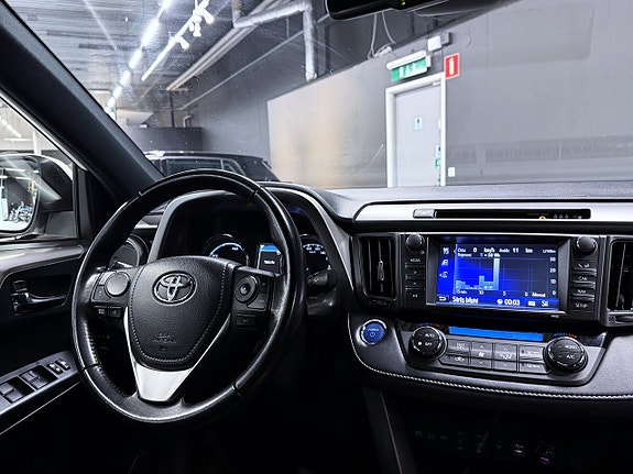 Toyota RAV4 8 of 15