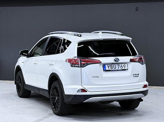 Toyota RAV4 2 of 15