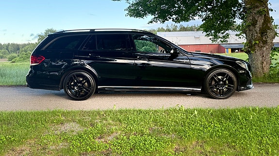 Mercedes-Benz E220 2 of 5