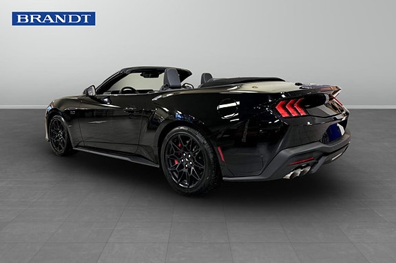 Ford Mustang 2 of 5