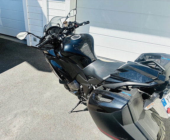 Kawasaki Ninja Z1000SX 2 of 7