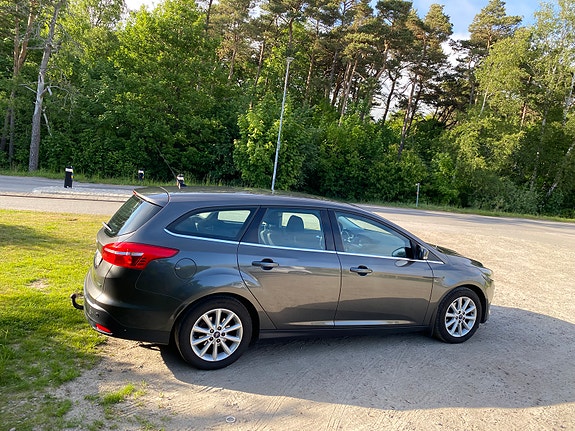 Ford Focus 2 of 3