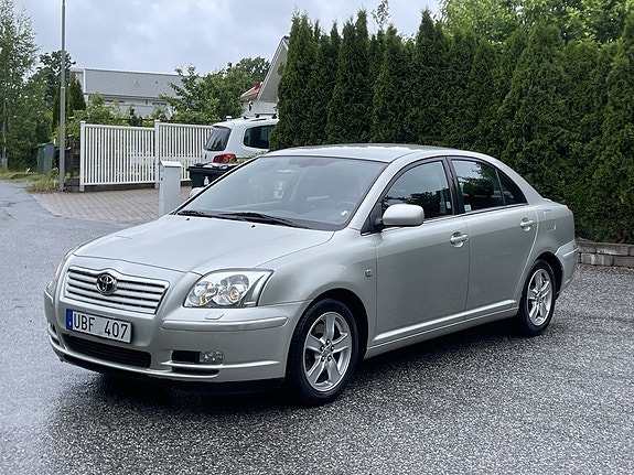 Toyota Avensis 2 of 5