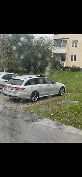 Mercedes-Benz E220 2 of 5