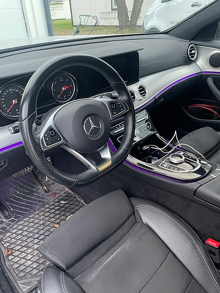 Mercedes-Benz E220 3 of 5