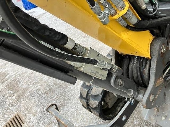 New Holland E 25 D 8 of 13