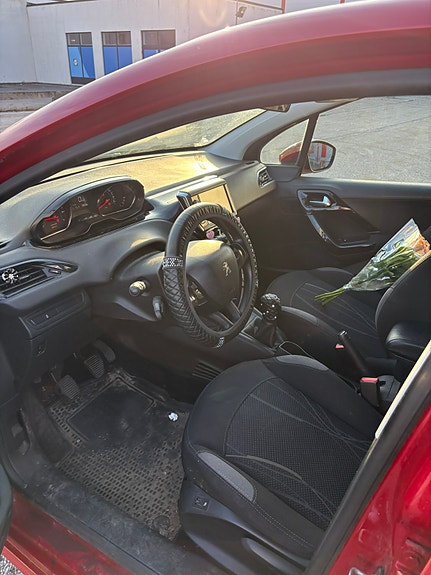 Peugeot 208 6 of 8
