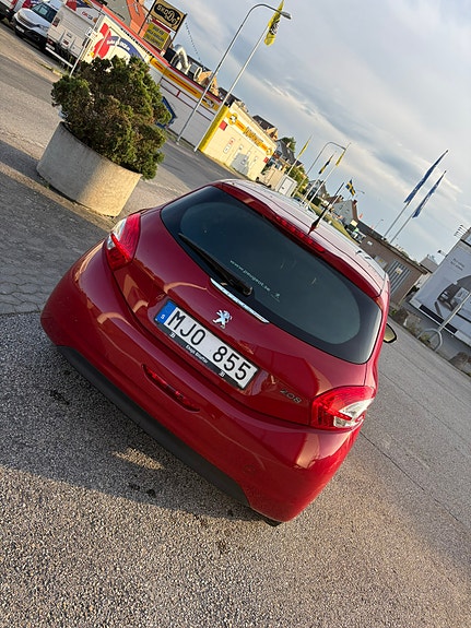 Peugeot 208 5 of 8