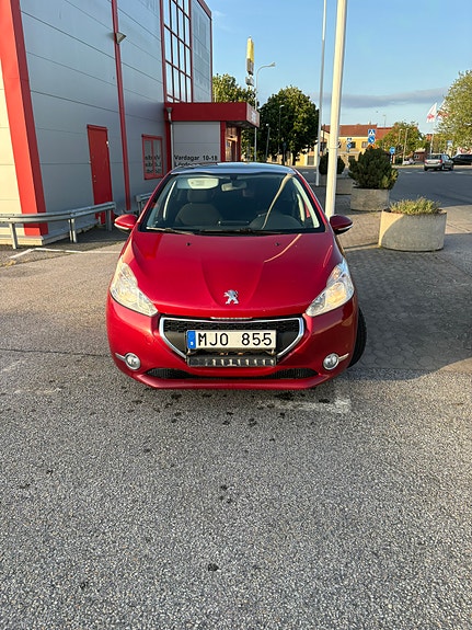 Peugeot 208 2 of 8