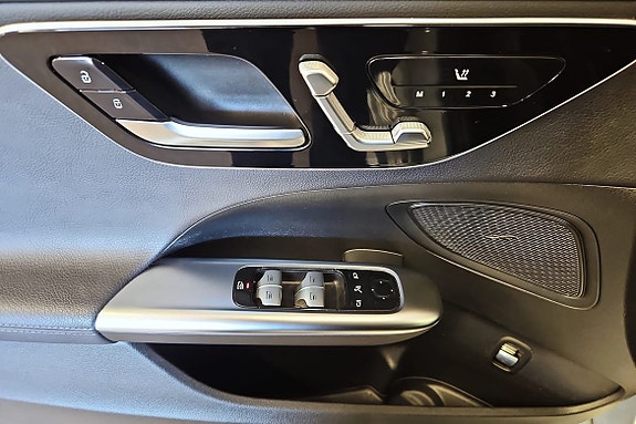 Mercedes-Benz C300 13 of 14