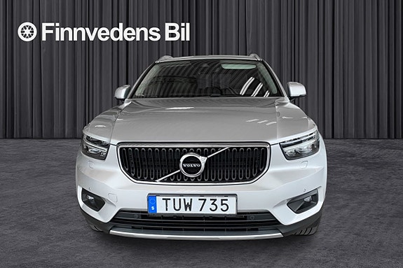 Volvo XC40 3 of 5