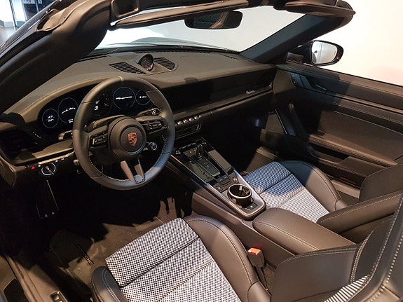 Porsche 911 Targa 4 GTS 8 of 16