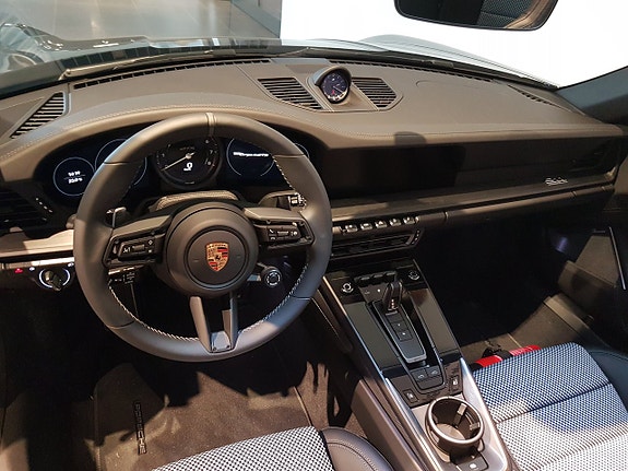 Porsche 911 Targa 4 GTS 11 of 16