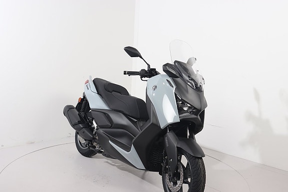 Yamaha X-MAX300 TECHMAX 2 of 5