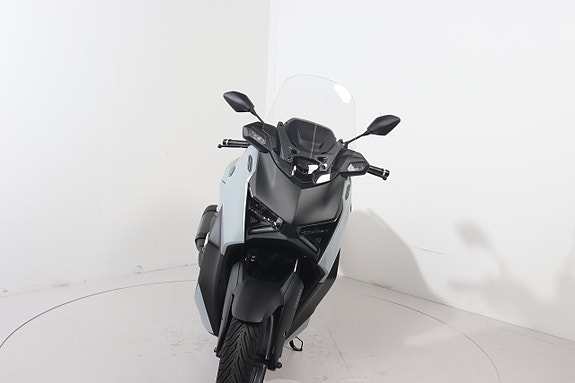 Yamaha X-MAX300 TECHMAX 3 of 5