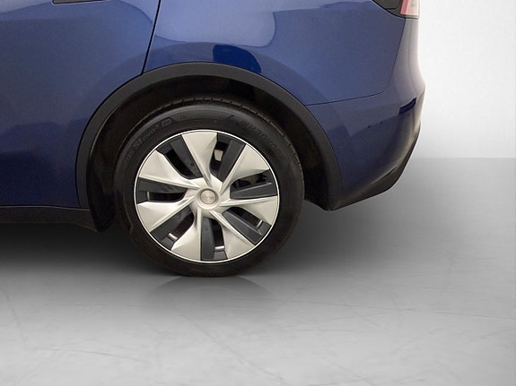 Tesla Model Y 29 of 30