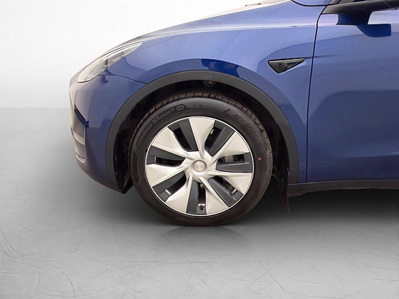Tesla Model Y 28 of 30