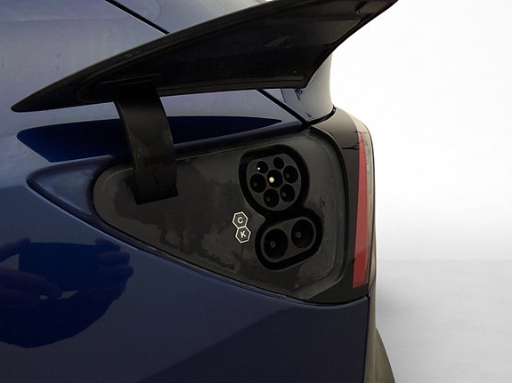 Tesla Model Y 10 of 30