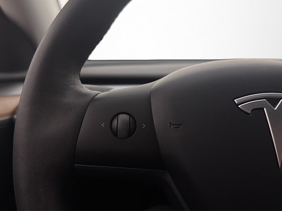 Tesla Model Y 19 of 30