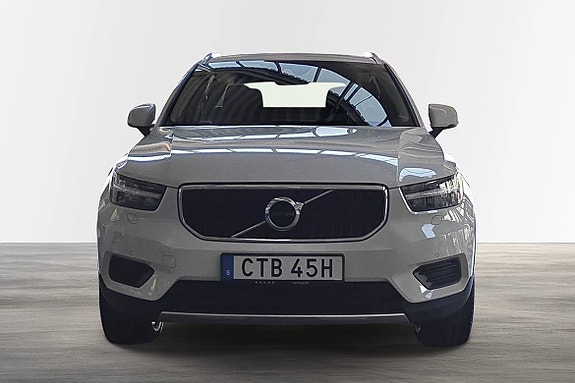 Volvo XC40 2 of 5