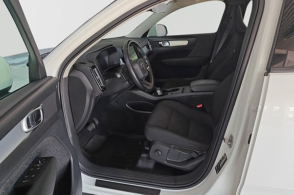 Volvo XC40 4 of 5