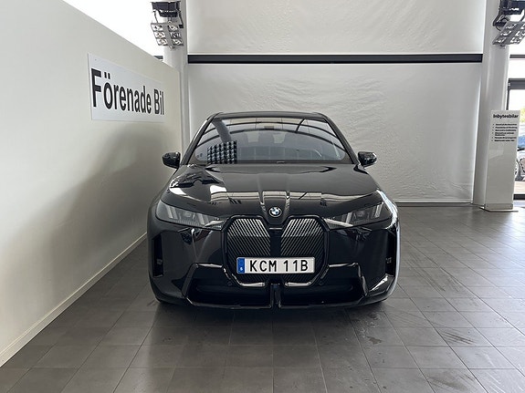 BMW iX 2 of 5