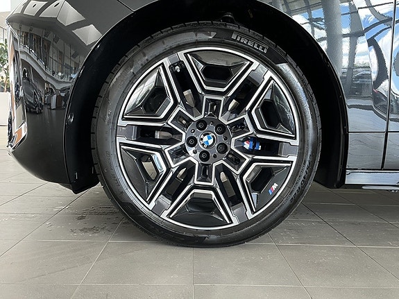 BMW iX 4 of 5