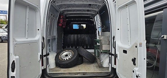 Nissan NV400 6 of 14