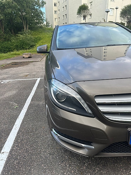 Mercedes-Benz B180 3 of 5