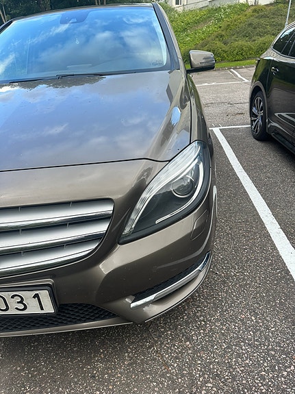 Mercedes-Benz B180 4 of 5