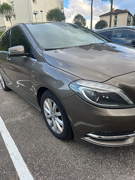 Mercedes-Benz B180 2 of 5